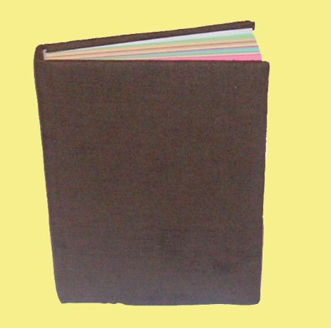 Pamiętnik z kolorowymi kartkami. Oprawa materiałowa